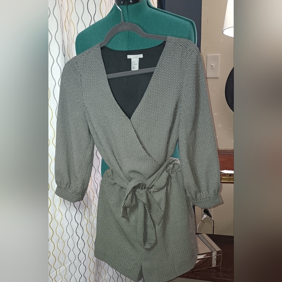 H&M 4 Black and White V Neck 3/4 Sleeve Short Romper Pockets and Belt - Picture 5 of 9